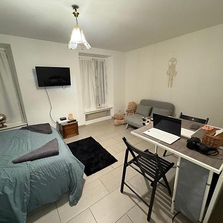 Appartement- Studio Avec Terrasse Gagny Exterior foto